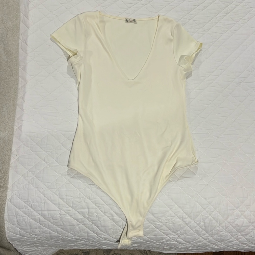 NWOT! Free People V neck ribbed short sleeve bodysuit, ivory - sz S